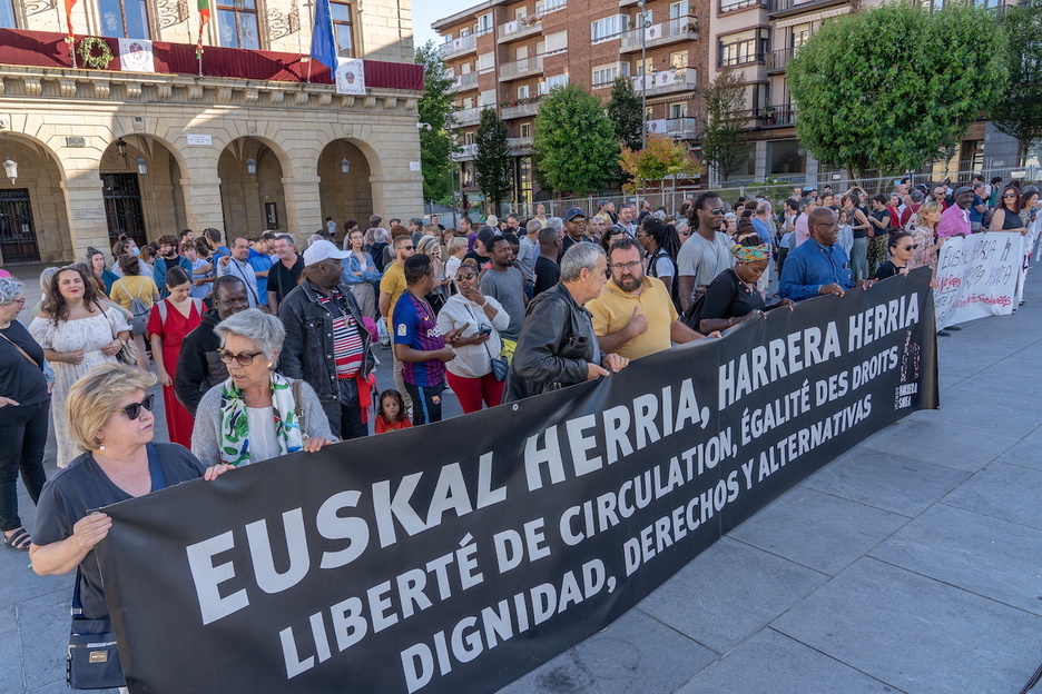 Pancarta en Irun a favor de que Euskal Herria sea un lugar digno de acogida para los migrantes.