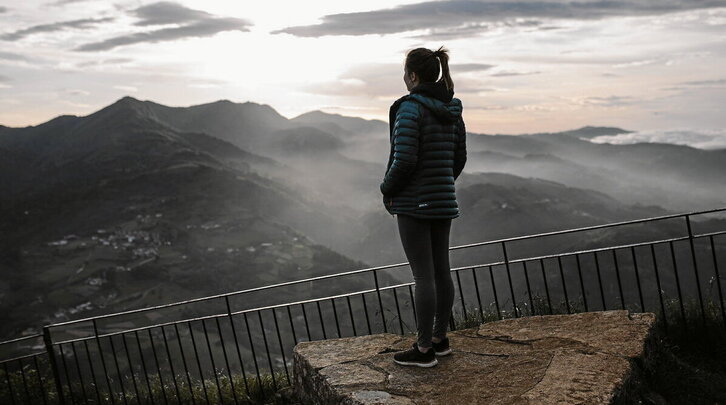 Lehendabiziko irudian, Uzturre mendiko ikusmira, Gure Eskuk joan den maiatzean Euskal Herriko lau gailur argiztatu zituenekoa. Bigarrenean, Aiako Harria silueta dirdirka duela, 2019an.