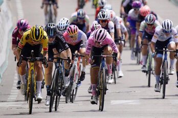 Marianne Vos se ha impuesto en el sprint a Charlotte Kool y Elisa Balsamo, que mantiene la maglia rosa.