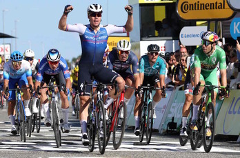 Fabio Jakobsen celebra su primera victoria en el Tour ante Wout van Aert.