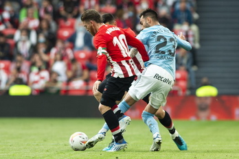 Brais Méndez encara a Muniain en el partido jugado en abril en San Mamés.