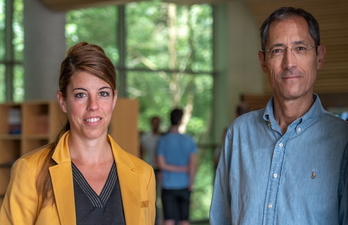 Ainara Garcia teknologia transferentziaren arduraduna eta Jose Mari Pitarke CIC nanoGUNEren zuzendaria.