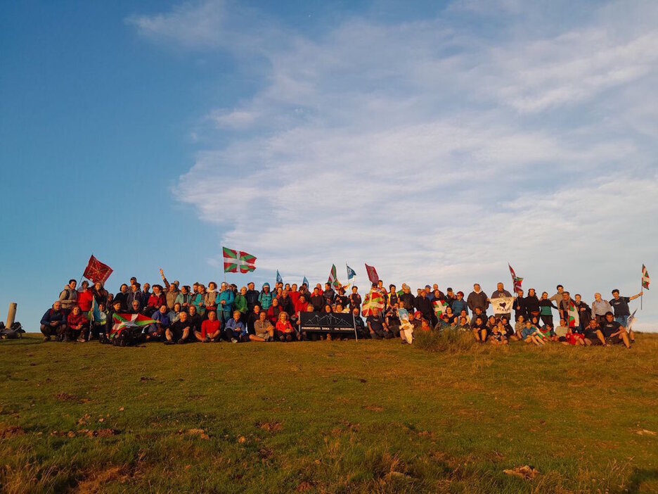 Ehunka euskaldun bildu dira Pirinioetako mendietan.