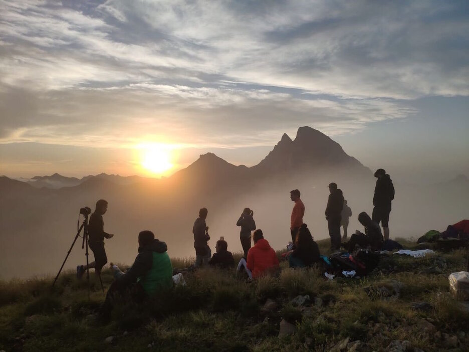 Hainbat euskaldun Estremere mendian, ilundu baino minutu batzuk lehenago.