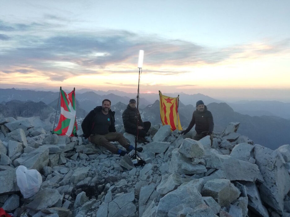 Dena prest Perdigero mendia argiztatzeko.