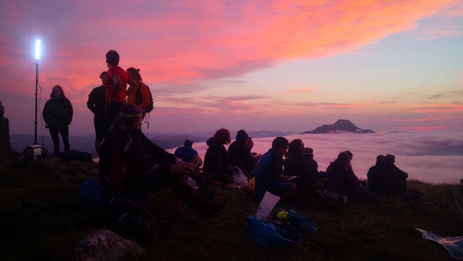 Otsogorriñaga mendia argiztatuta.