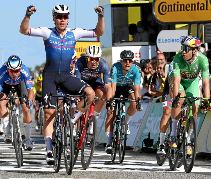 Fabio Jakobsen celebra su primera victoria en el Tour ante Wout van Aert.