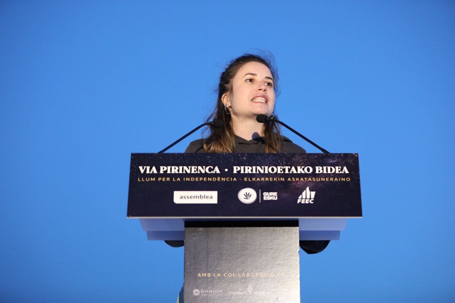 Amalur Alvarez (Gure Esku Dago), hizlari ekitaldi politikoan.