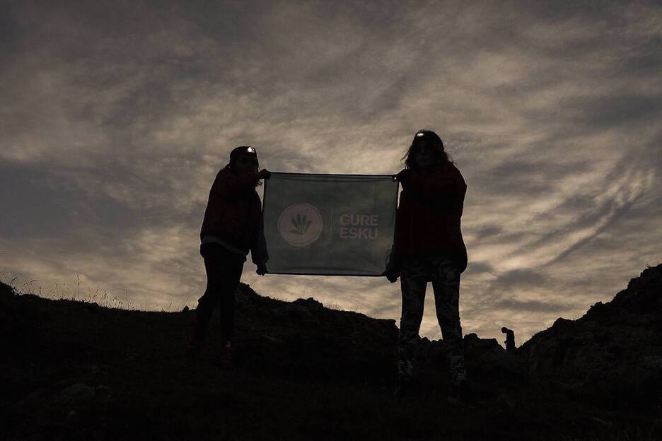 Gure Eskuren ikurra eskutan. Ekimena indartuta atera da gaurkoan.