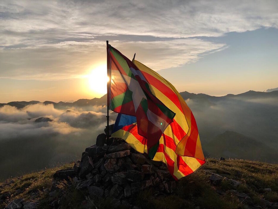 Bi herri, aldarrikapen bakarra.