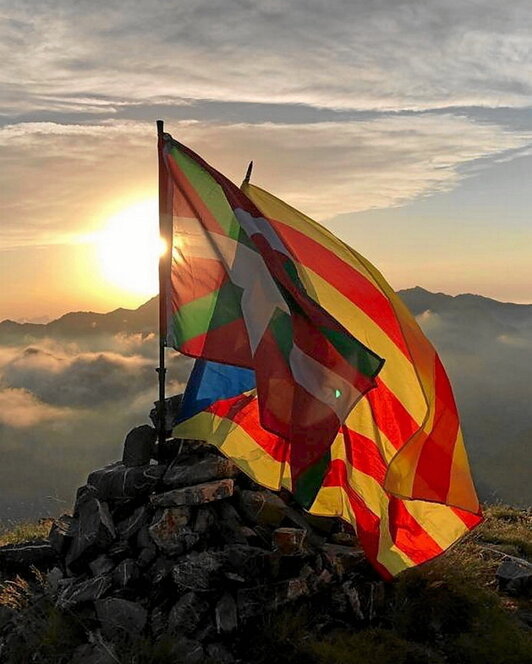 Ikurriñas y senyeras compartieron cumbres.