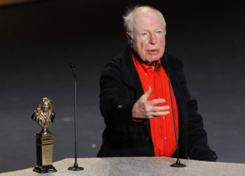 Peter Brook en 2011, durante su discurso al recibir el premio honorífico Moliere a su carrera.