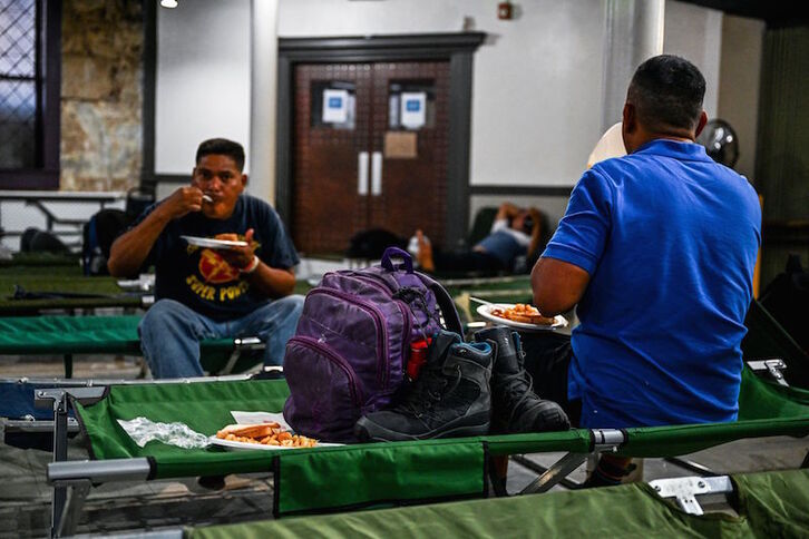 Migrantes descansan en un albergue tras haber alcanzado San Antonio.
