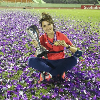Natalia Astrain con el trofeo y la medalla de oro del Campeonato CONCACAF en categoría sub17.