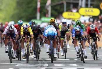 Dylan Groenewegen ha ganado por muy poco margen a Wout van Aert y Jasper Philipsen.
