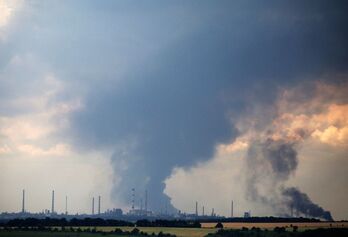 Columnas de humo en la ciudad de Lisichansk, en Lugansk.