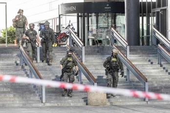 Policías en el exterior del centro comercial Field’s de Copenhague, donde ha tenido lugar el tiroteo.