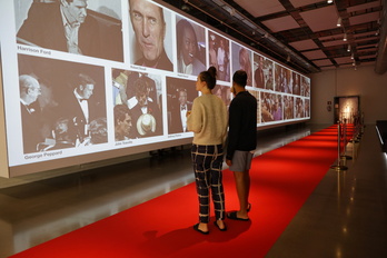 El photocall de la exposición muestra a más de 800 figuras destacadas del Zinemaldia.