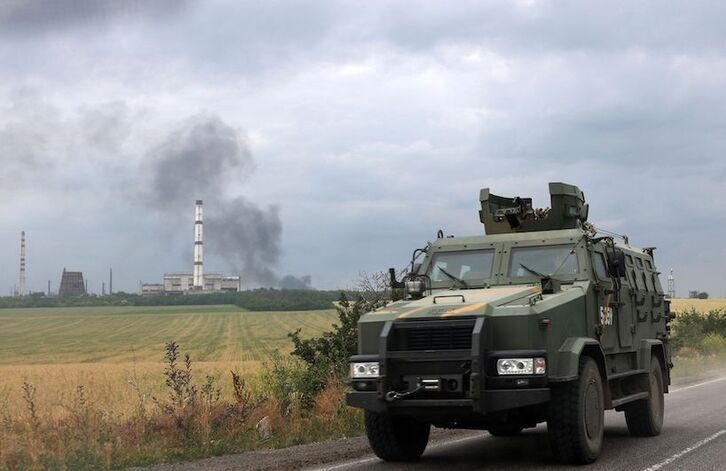 Un carro de combate ucraniano con Lisichansk al fondo.