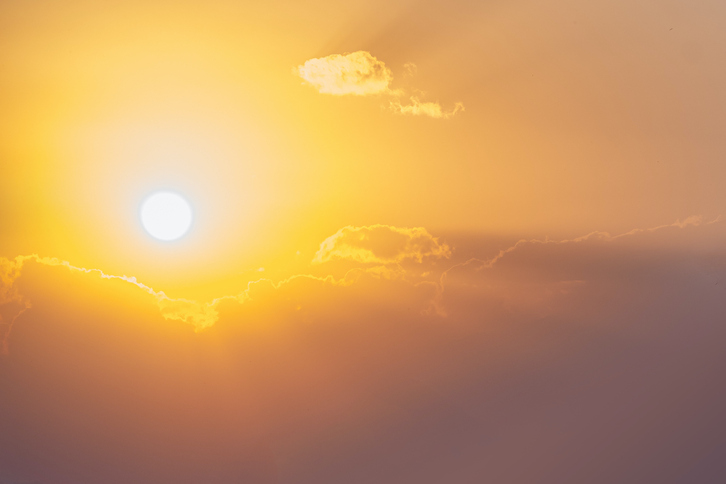 El sol, brillando en el cielo.