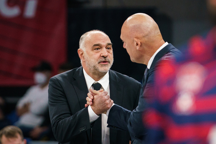 Laso saluda a Spahija en el partido de Euroliga en el que se enfrentaron Baskonia y Real Madrid en Buesa.