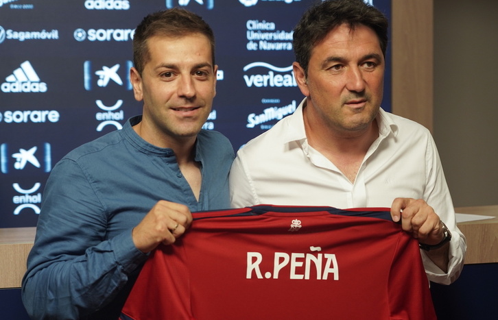 Rubén Peña posa con su nueva camiseta, junto al director deportivo, Braulio Vázquez.