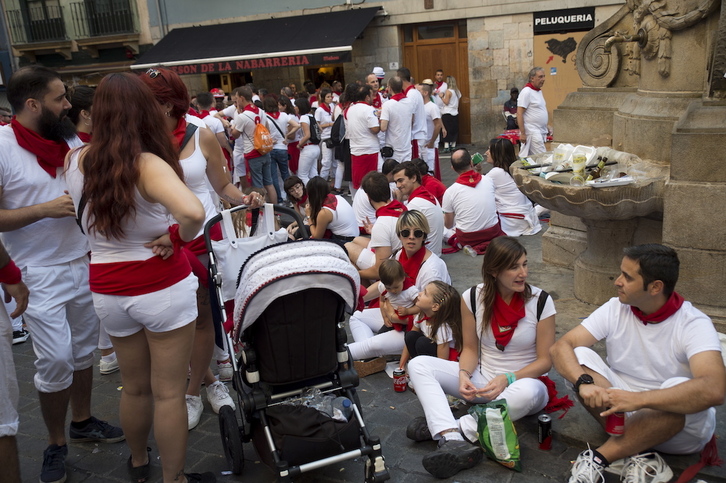 Comida y bebida para todos y todas a la sombra de la fuente de la Navarrería.
