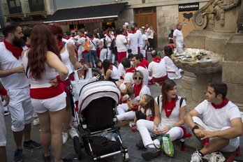 Comida y bebida para todos y todas a la sombra de la fuente de la Navarrería.
