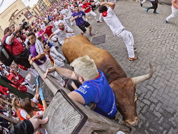 El capotico de San Fermín, en acción en el último encierro hasta la fecha, el 14 de julio de 2019, con Miura.