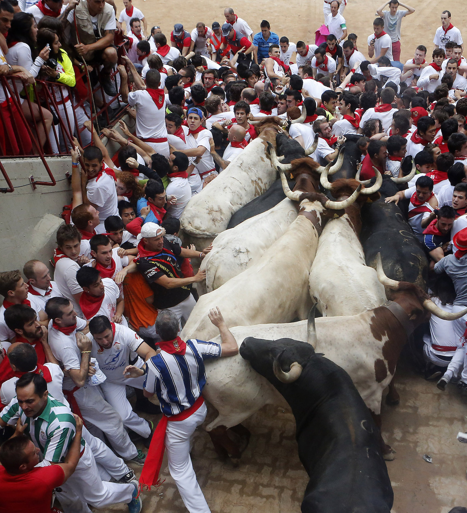 El montón del 13 de julio de 2013, solucionado al abrir un empleado el portón de la derecha. Josu Santesteban | Foku