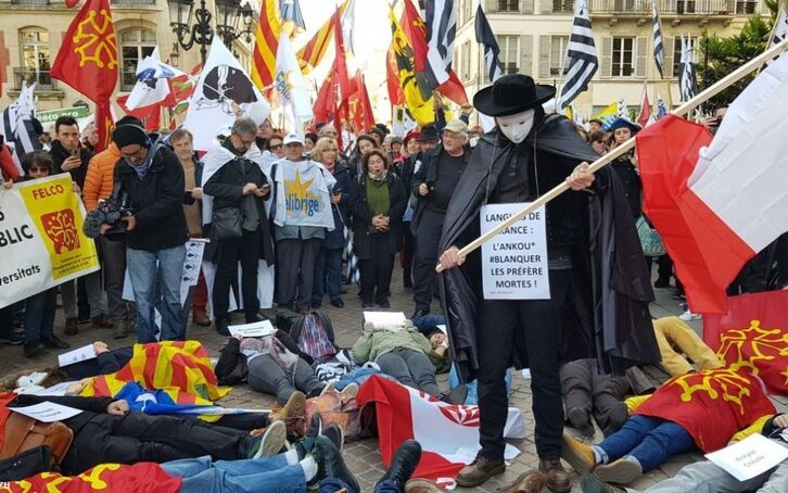 Manifestación contra la política del Gobierno de Macrón respecto a las lenguas minorizadas.