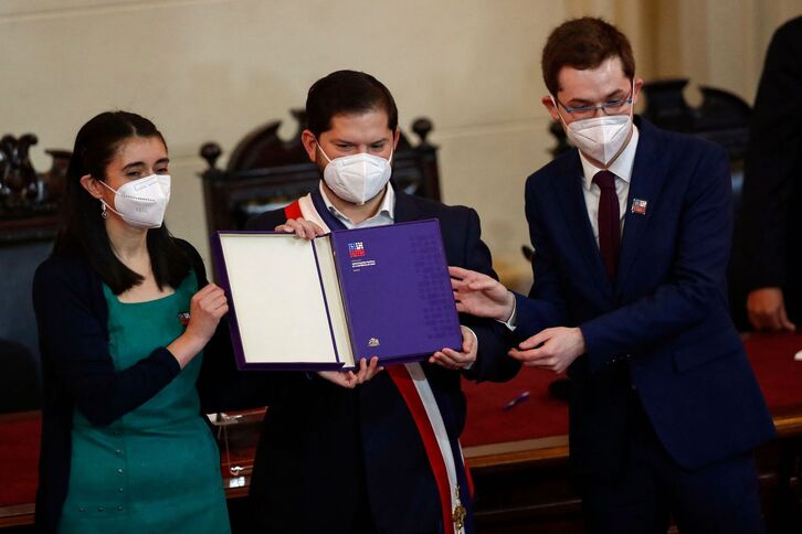 Boric ha recibido el texto final del proyecto para la nueva Carta Magna de manos de la presidenta y el vicepresidente de la Convención.