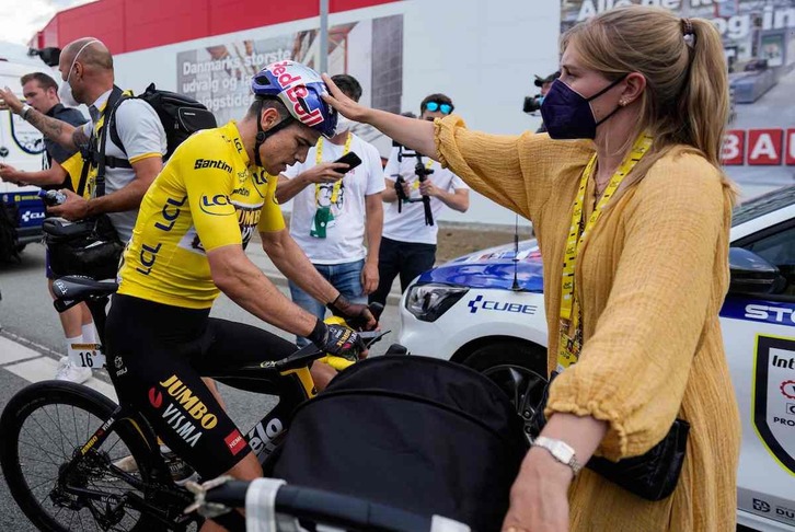 El líder Van Aert ha sido sancionado por arrojar deshechos en una zona prohibida.