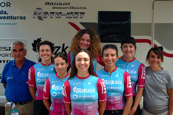 Jon y Agurtzane Elorriaga, al lado de Eukene Larrarte, posan con el equipo del Giro.