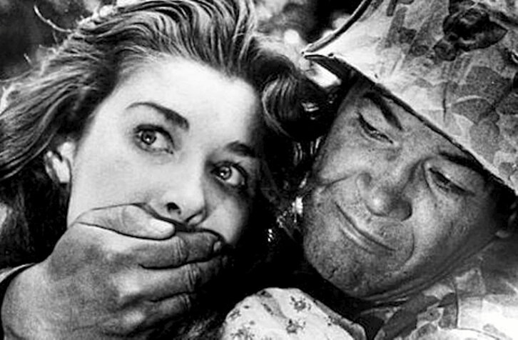 A la izquierda, una secuencia de «Fear and Desire», la primera película rodada por un bisoño Kubrick. Sobre estas líneas, el desaparecido cineasta en una imagen del año 1964.