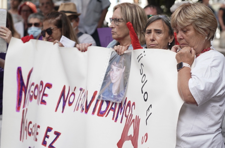 Concentración en recuerdo a Nagore Laffage en Iruñea, con su madre, Asun Casasola, en primer plano.