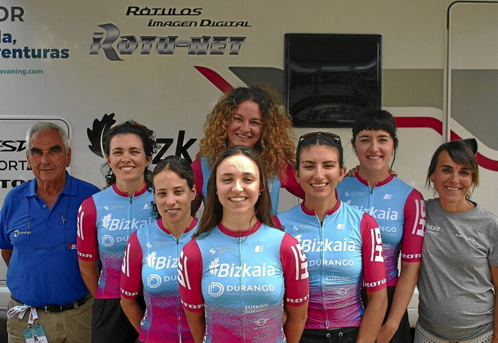 Jon eta Agurtzane Elorriaga, Eukene Larrarteren alboan, Giroko taldearen aurkezpen argazkian.