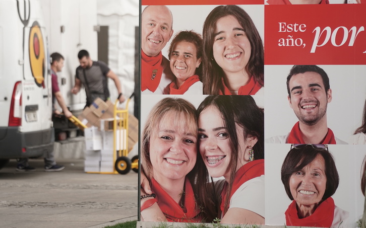 Sanferminak iragartzeko panel bat, Iruñeko erdigunean.
