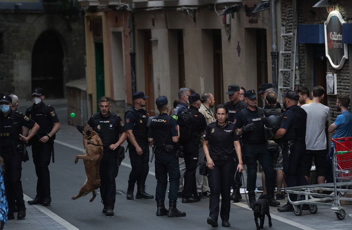 Agentes de la Policía española, a las puertas del local. 