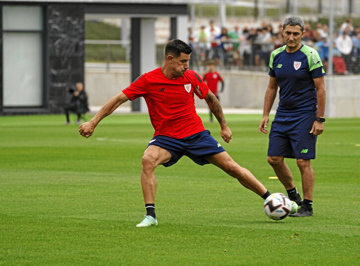 Yuri Berchiche baloia kolpatzen, Valverde adi-adi begira duela.