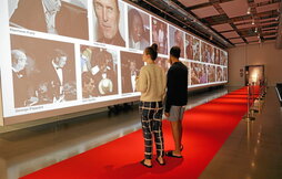 El photocall de la exposición muestra a más de 800 figuras destacadas del Zinemaldia.