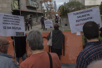 Protesta contra la Ley Mordaza ante la comisaría de la Ertzaintza del Antiguo de Donostia.