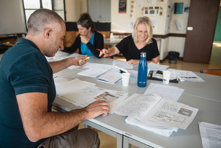 Brebeta azteketen kopiak zuzentzen ari dira Baionan.r