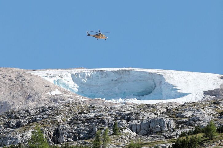 Un helicóptero sobrevuela el glaciar de La Marmolada después del derrumbe.