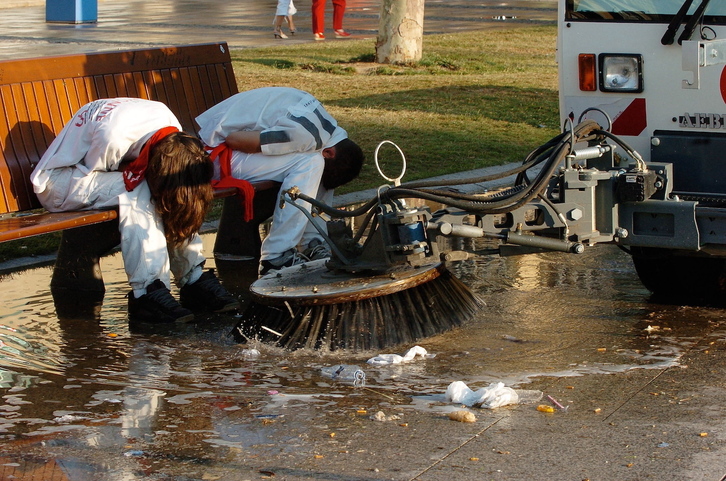 Zabor kamioia sanferminetako zaborra garbitzen.
