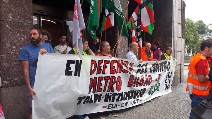 Concentración de trabajadores del Metro de Bilbo.