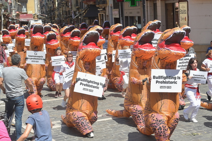 Los activistas han completado el recorrido del encierro disfrazados de dinosaurios.