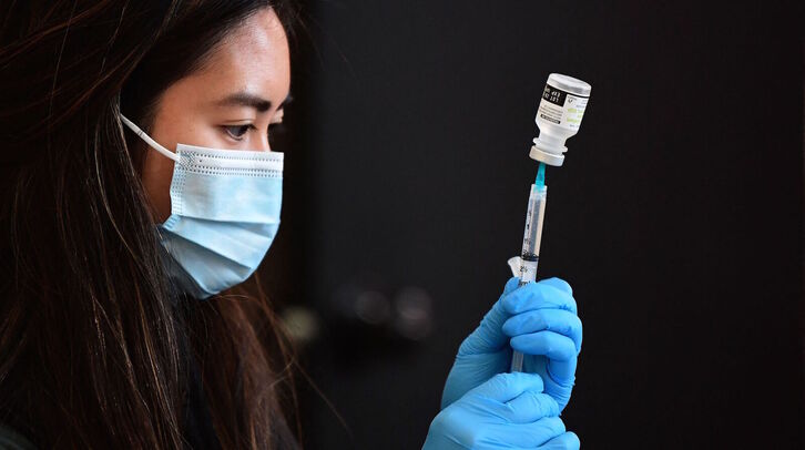 Una sanitaria prepara una vacuna en Los Angeles (Estados Unidos).