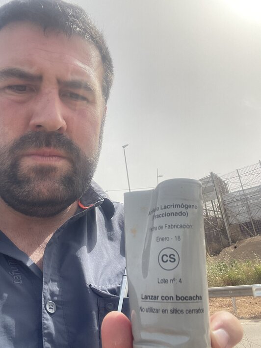 Iñarritu con material antidisturbios que ha recogido en Meilla.