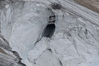 Vista del glaciar Punta Rocca que colapsó en la Marmolada tomada desde un helicóptero de rescate.